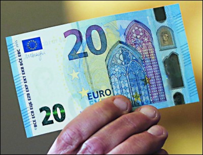 Vous voyez un homme qui fait tomber un billet de 20 euros. Que faites-vous ?