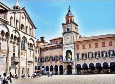 Cette ville italienne de la plaine du Pô, l'une des plus importantes d'Emilie-Romagne, c'est :