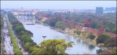 Cette ville du nord de la Birmanie, la deuxième du pays, bordée par l'Irrawaddy, c'est :