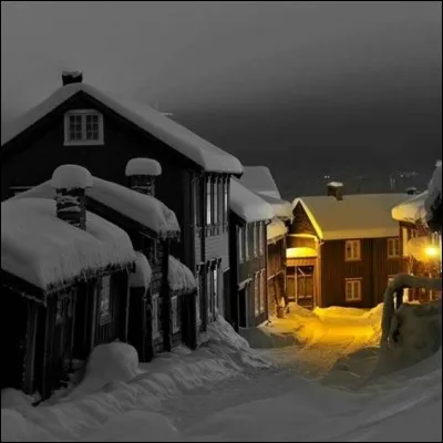 Qui chantait "Personne ne sait ni d'où je viens, ni d'où je suis, un peu perdu et mort de froid, un peu ému comme autrefois, personne ne sait ce que j'ai fait de Varsovie" ?