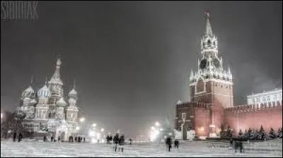 Qui chantait "La place Rouge était blanche, la neige faisait un tapis" ?