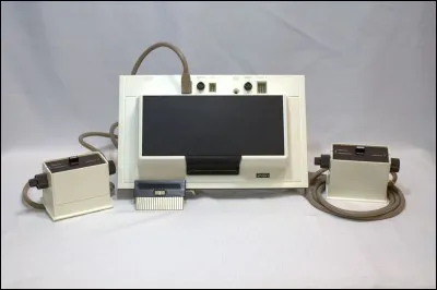 Comment se nomme la toute première console de salon ?