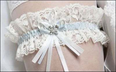 Qui doit enlever la jarretière de la mariée ?