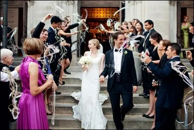 Que lancent en général les invités quand les mariés sortent du mariage ?