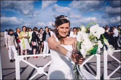 Qui doit attraper le bouquet quand la mariée le lance ?