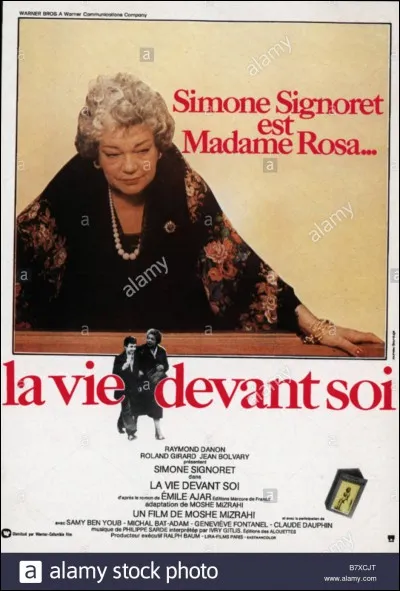 "La Vie devant soi", film tiré du roman éponyme, prix Goncourt 1975, écrit par Romain Gary sous le pseudonyme d'Émile Ajar, sort en 1977.