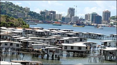 Cette ville située en bordure de la mer de Corail, capitale de Papouasie-Nouvelle-Guinée, c'est :