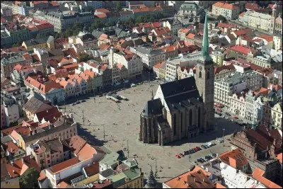 Cette ville tchèque, dans l'ouest de la Bohème, peuplée de 170 000 habitants, c'est :