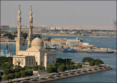 Cette ville égyptienne, au débouché du canal de Suez dans la mer Méditerranée, c'est :
