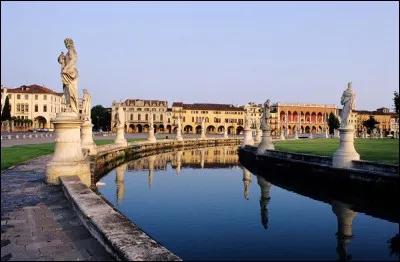 Cette ville italienne de Vénétie, peuplée de 200 000 habitants, célèbre pour ses monuments et son université, c'est :