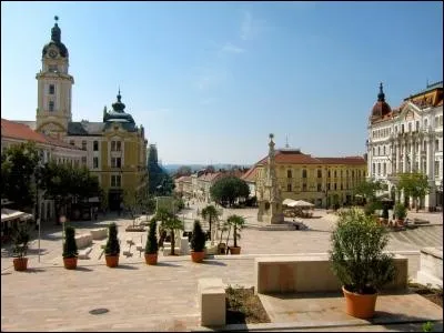 Cette vieille ville de Hongrie, dans le sud du pays, proche de la Croatie, peuplée de 150 000 habitants, c'est :