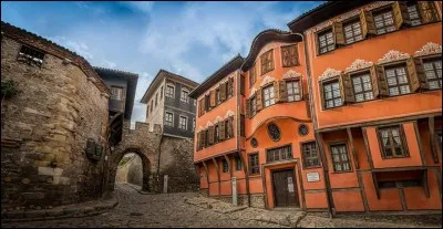Cette très ancienne ville de Bulgarie, la deuxième du pays avec 300 000 habitants, c'est :
