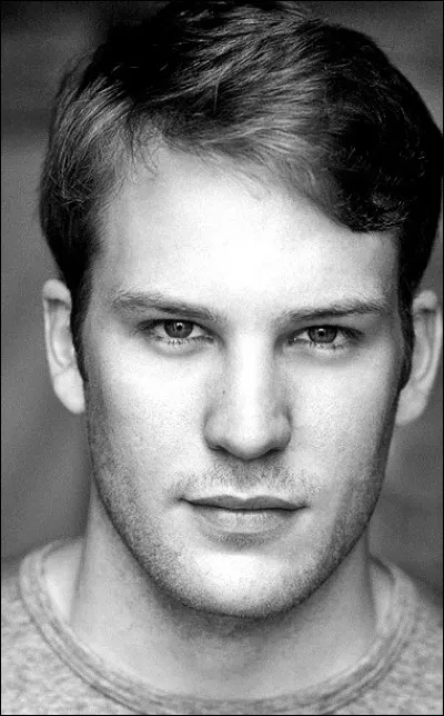 Lors d'une nuit, un novice se fait planter un couteau dans l'il. 
Quel est son nom ?