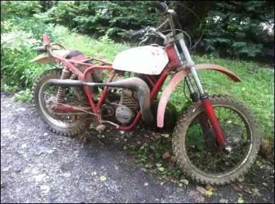 Reconnaîtrez-vous cette moto tout terrain, équipée d'un moteur Italien bien connu ?
