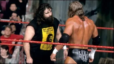 Quelle fut la stipulation entre Triple H et Cactus Jack dans l'un des matches les plus violents de l'histoire, au Royal Rumble 2000?