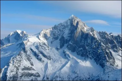 Dans quelle chaîne de montagnes se situe l'aiguille verte ?