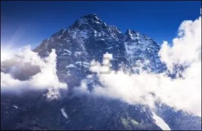 Quels sont les deux pays qui partagent le sommet du Chkhara ?