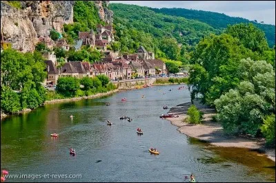 Rivière mythique aux multiples atouts, allant des grottes, aux gouffres, aux eaux souterraines sans oublier les châteaux. Elle traverse trois régions et six départements. Elle fait partie de la vie de 1 500 communes et d'un million de personnes.
Elle offre un panorama époustouflant et il faut voir la cité médiévale de Sarlat. Vous avez reconnu...