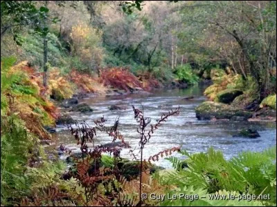 Il ne manque pas d'accès pour aller l'admirer. Il y a des gros blocs de pierre, dans le fond de sa vallée, qui permettent des passages à gué. On a aussi bien aménagé le récréo-touristique avec des sentiers de randonnées et des pistes cyclables des deux côtés des rives. Il y a des passerelles piétonnières et on y tient, en kayak, « La descente du Stangala ». 
Quel est ce bel endroit ?