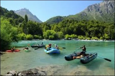 Cette rivière est alimentée par la fonte des eaux glaciales provenant des lacs andins d'Argentine ou du Chili. Les alluvions de ces glaciers produisent la couleur turquoise qui fait sa renommée mondiale : les locaux disent qu'elle a été peinte par Dieu.
Le nom, je ne vous demande pas de le prononcer mais seulement de le choisir parmi les trois plus bas...