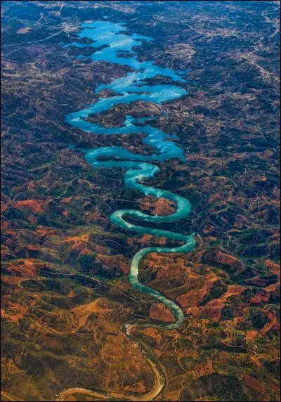 On croirait un symbole de la nature : cette rivière du Portugal, jouit en effet d'incroyables reflets bleus mais, ce qui y est encore plus singulier, c'est sa forme reptilienne, lorsqu'on la voit du ciel.
Quel est le nom de cette hydre ?