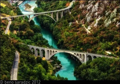 Cette incroyable rivière prend sa source en Slovénie, dans les Alpes juliennes, pour se jeter dans l'Adriatique, en Italie. Elle est aussi connue sous le nom de rivière émeraude, vu sa couleur verte et diaphane. Ce site est attrayant et couru des amateurs de photos comme de kayak, étant donné que la nature y est restée sauvage.
Merci d'avoir voyagé avec moi !
Trouvez le nom de cette rivière.