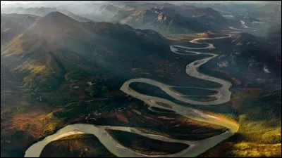 Cours d'eau d'Alaska qui traverse le Parc national Gates of the Arctic. Quand cette rivière entre en confluence avec la Koyukuk Rivers, elle crée ces beaux méandres, que nous voyons.
La rivière est appréciée pour les promenades nautiques, du kayak au rafting, facilitées par son faible courant et agrémentées par les beautés des paysages qui l'entourent.
Un paradis, au nord, quel nom porte-t-elle ?