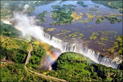 Fleuve d'Afrique, il traverse ou sert de frontière à six pays. Sur son parcours, il rencontre une phénoménale cataracte, les chutes Victoria et l'on a une photo qui nous montre ce spectacle. 
Quel est le nom de cette longue rivière, que la langue du peuple Thonga appelle « grand fleuve » ?