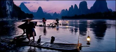 Ce fleuve, autrefois appelé en français le fleuve Bleu, est le plus grand fleuve de l'Asie. Il prend sa source dans les montagnes enneigées du Tibet, puis il coule d'ouest vers l'est, pour se verser dans la mer de Chine. Son bassin couvre environ 1/5 de la superficie totale du territoire chinois.
Quel est ce fleuve aux mille images ?