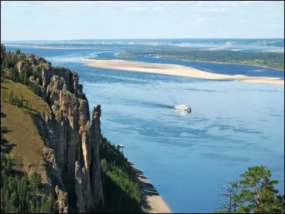 Elle traverse 4 400 km vers le nord de la Russie (Sibérie) depuis le superbe lac Baïkal : à travers son vaste delta, elle se jette par 19 embouchures dans l'océan Glacial arctique . Le long de son cours, sa largeur varie de 200 m à plus de 20 km.
Quel est ce majestueux fleuve ?