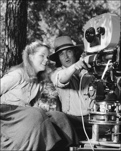 Comment s'appelle l'amie aveugle de Mary et que lui arrive-t-il ?