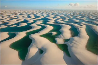 C'est un désert de dunes de sable blanc immaculé. La curiosité vient du fait que les creux sont remplis d'eau douce formant des lagons d'un bleu cristallin.
150 000 hectares de lagunes d'eau turquoise et, c'est pas tout, la baignade y est réputée sensationnelle !
Où se trouve cet endroit inédit ?