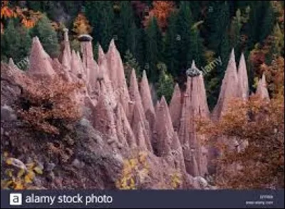 Cette région alpine est située au nord de l'Italie. Plusieurs millénaires de fortes pluies en alternance avec des périodes de sécheresse, ont construit ces étonnantes structures, appelées « pyramides de terre ».
 
Il s'agit d'anciens dépôts de moraine glaciaire, érodés avec le temps.
Vous avez 3 choix pour trouver l'endroit :
