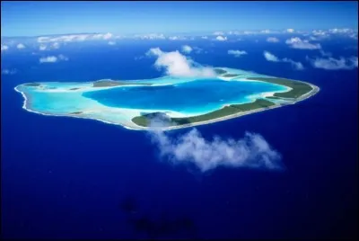 Cet époustouflant atoll en Polynésie française, est un paysage dénudé à faire rêver. On a deux mondes à notre portée : la partie extérieure, bleu marine, déborde d'espèces pélagiques, tandis que l'intérieur, turquoise et bleu pâle, recèle des coraux colorés. Imaginez la plongée, la pêche, le kayak, les étoiles !
Faut être fait solide pour vivre dans ce paradis : pourriez-vous situer l'endroit ?