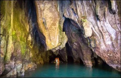 D'après l'Unesco, cet endroit ''réunit l'un des ensembles de grottes les plus impressionnants du monde, offrant un paysage karstique spectaculaire, une beauté naturelle intacte, des forêts primaires inaltérées et une faune sauvage incomparable''.
La rivière souterraine débouche dans la mer et sa portion inférieure, saumâtre, est soumise aux marées, ce qui est plutôt rare.
Le nom de l'endroit s.v.p