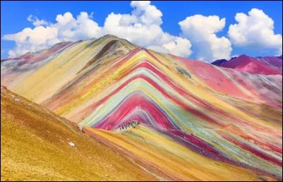 Avant 2015, il fallait faire l'Ausangate pour l'admirer (Cerro Colorado, Montaña Siete Colores et Rainbow Mountain) : maintenant, on offre des forfaits moins trek et plus accessibles.
Les intempéries et certaines forces géologiques se conjuguent pour mettre en valeur les différentes couches de roches sédimentaires, riches en minéraux. Il en résulte ce que vous y voyez présentement : où est-on ?