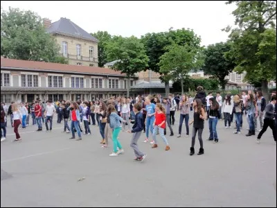 Dans la cour du collège...