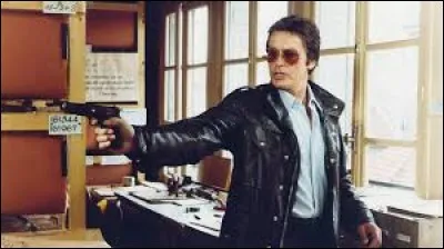 Film sorti en 1980 - Production française - Un joueur de poker mêlé malgré lui à une affaire d'espionnage industriel - Avec plus de 2 millions de spectateurs, un des grands succès de la carrière d'Alain Delon.