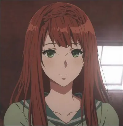 Comment se nomme cette camarade de l'héroïne lors des cours pour devenir poupée de souvenirs automatique ?