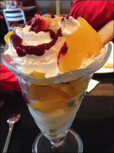 Quel dessert a été créé en 1893 par Auguste Escoffier en l'honneur d'une célèbre soparno australienne ?