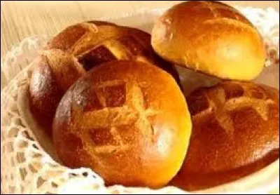 Quelle épice est ajoutée dans la cuchaule, une brioche au lait du canton de Fribourg, qui lui donne sa teinte jaune vif ?