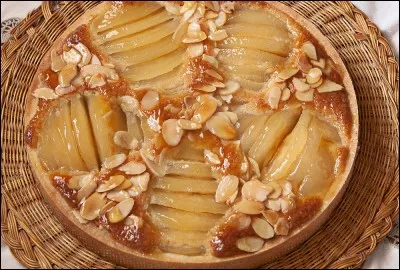 À quoi est lié le nom de la tarte Bourdaloue, entremets chaud à la crème d'amandes et aux poires fondantes ?