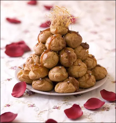 Quel est l'autre nom du croquembouche, pâtisserie élégante souvent servie dans les mariages ?