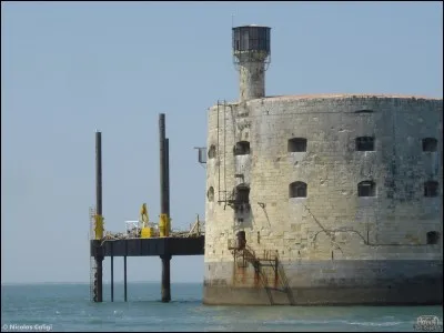 Quelle est la hauteur maxi du Fort Boyard au-dessus des plus basses mers ?