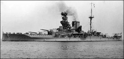 Dans la nuit du 18 au 19 décembre 1941, les Italiens mettent hors de combat deux cuirassés anglais. Quelle arme est utilisée par les Italiens ?