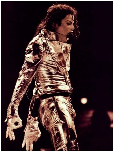 Pour quelle tournée mondiale Michael Jackson porta-t-il ces vêtements ?