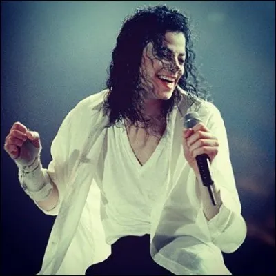 Que chantait Michael Jackson quand il était habillé ainsi ?