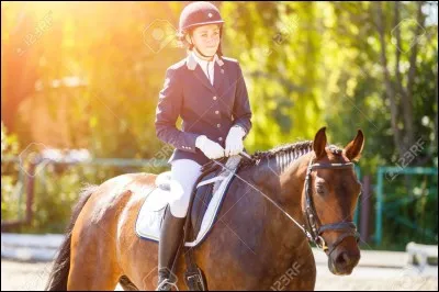 Le port du casque est-il obligatoire pour monter à cheval ?
