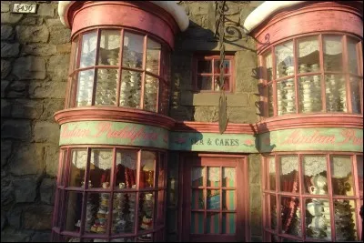 Qui rencontrent-ils chez Madame Guipure ?