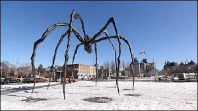 Quelle était la nationalité d'origine de Louise Bourgeois, sculptrice et plasticienne dont on voit une oeuvre intitulée 'Maman' ?